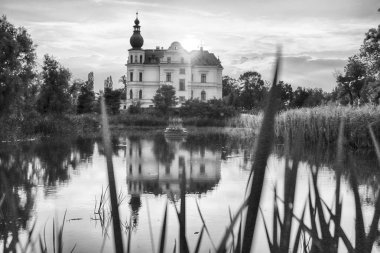 Wroclaw, Polonya - 21 Haziran 2019: Wroclaw yakınlarındaki Biskupice Podgorne Sarayı, Polonya. Baharın son gününde bulutlu gökyüzü.