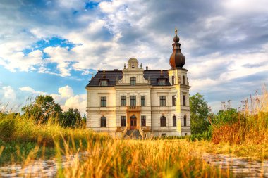 Wroclaw, Polonya - 21 Haziran 2019: Wroclaw yakınlarındaki Biskupice Podgorne Sarayı, Polonya. Baharın son gününde bulutlu gökyüzü.