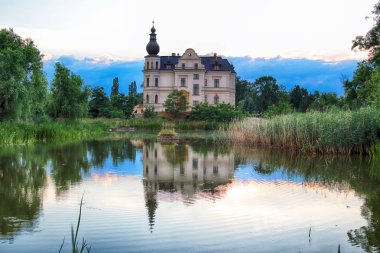 Wroclaw, Polonya - 21 Haziran 2019: Wroclaw yakınlarındaki Biskupice Podgorne Sarayı, Polonya. Baharın son gününde bulutlu gökyüzü.