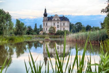 Wroclaw, Polonya - 21 Haziran 2019: Wroclaw yakınlarındaki Biskupice Podgorne Sarayı, Polonya. Baharın son gününde bulutlu gökyüzü.
