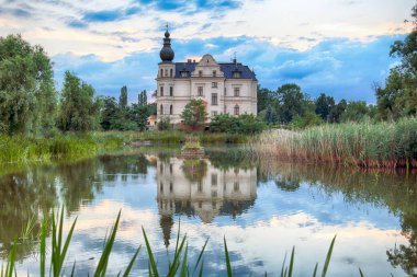 Wroclaw, Polonya - 21 Haziran 2019: Wroclaw yakınlarındaki Biskupice Podgorne Sarayı, Polonya. Baharın son gününde bulutlu gökyüzü.