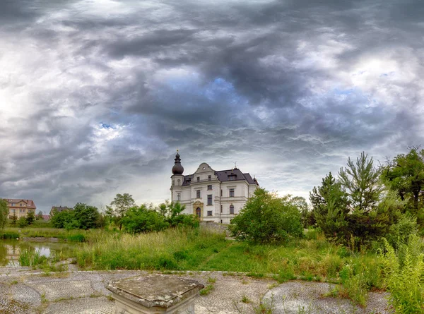 波兰弗罗茨瓦夫 2019年6月21日 波兰弗罗茨瓦夫附近的比斯库皮茨波德戈内宫 春天最后一天的多云的天空 — 图库照片