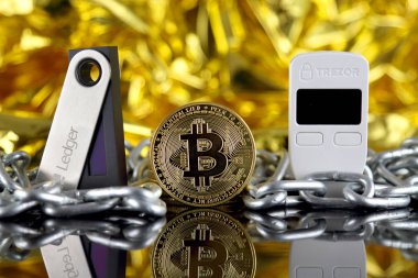 Wroclaw, Polonya - 06 Temmuz 2019: Bitcoin (Btc), Trezor ve Ledger (kriptopara donanım cüzdanları) ve zincirin fiziksel sürümü (Blockchain Technology gibi). Stüdyo çekimi.