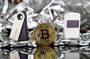 Wroclaw, Polonya - 06 Temmuz 2019: Bitcoin (Btc), Trezor ve Ledger (kriptopara donanım cüzdanları) ve zincirin fiziksel sürümü (Blockchain Technology gibi). Stüdyo çekimi.