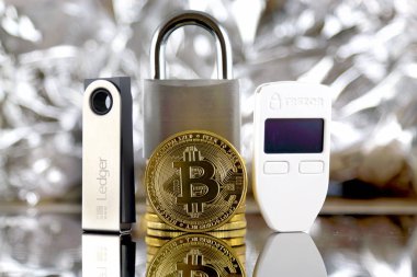 Wroclaw, Polonya - 06 Temmuz 2019: Bitcoin (Btc), Trezor ve Ledger'ın fiziksel sürümü (kripto para birimi donanım cüzdanları). Stüdyo çekimi.