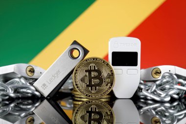 Wroclaw, Polonya - 06 Temmuz 2019: Bitcoin (Btc), Trezor ve Ledger (cryptocurrency donanım cüzdanları), asma kilitler, zincir (Blockchain Teknolojisi gibi) ve Kongo Cumhuriyeti Bayrağı'nın fiziksel sürümü.