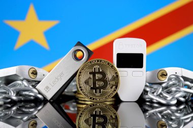 Wroclaw, Polonya - 06 Temmuz 2019: Bitcoin (Btc), Trezor ve Ledger (kriptopara donanım cüzdanları), asma kilitler, zincir (Blockchain Teknolojisi gibi) ve Demokratik Kongo Cumhuriyeti Bayrağı.