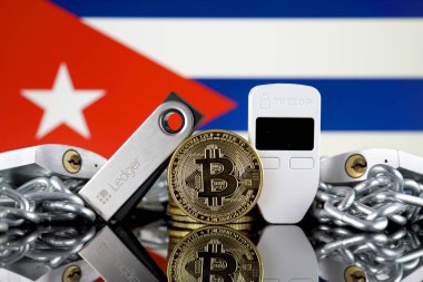 Wroclaw, Polonya - 06 Temmuz 2019: Bitcoin (Btc), Trezor ve Ledger (cryptocurrency donanım cüzdanları), asma kilitler, zincir (Blockchain Teknolojisi gibi) ve Küba Bayrağı'nın fiziksel sürümü.