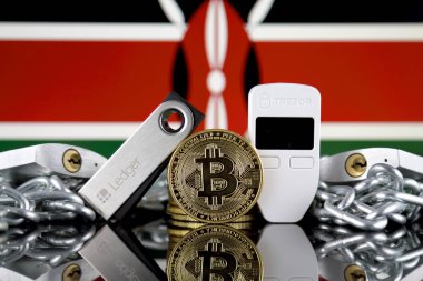 Wroclaw, Polonya - 06 Temmuz 2019: Bitcoin (Btc), Trezor ve Ledger (cryptocurrency donanım cüzdanları), asma kilitler, zincir (Blockchain Teknolojisi gibi) ve Kenya Bayrağı'nın fiziksel sürümü.