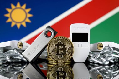 Wroclaw, Polonya - 06 Temmuz 2019: Bitcoin (Btc), Trezor ve Ledger (cryptocurrency donanım cüzdanları), asma kilitler, zincir (Blockchain Teknolojisi gibi) ve Namibya Bayrağı'nın fiziksel sürümü.