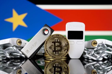Wroclaw, Polonya - 06 Temmuz 2019: Bitcoin (Btc), Trezor ve Ledger (cryptocurrency donanım cüzdanları), asma kilitler, zincir (Blockchain Teknolojisi gibi) ve Güney Sudan Bayrağı'nın fiziksel sürümü.
