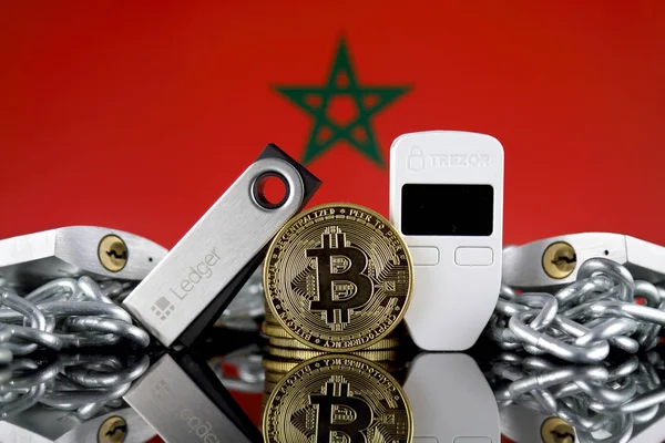 Wroclaw, Polonya - 06 Temmuz 2019: Bitcoin (Btc), Trezor ve Ledger (cryptocurrency donanım cüzdanları), asma kilitler, zincir (Blockchain Teknolojisi gibi) ve Fas Bayrağı'nın fiziksel sürümü.