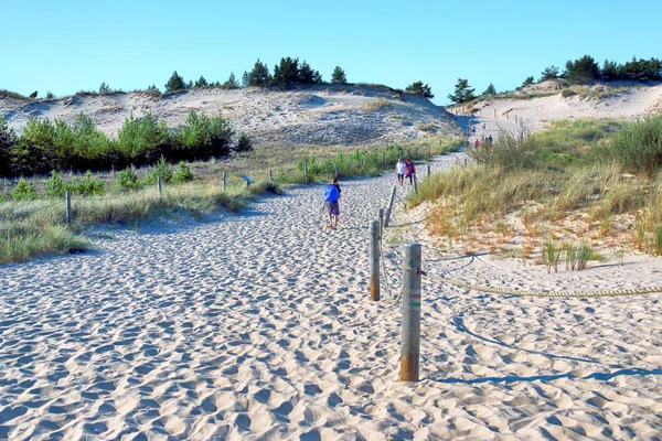 Leba, Polonya - 25 Temmuz 2019: Slowinski Milli Parkı Baltık Denizi kıyısında, Polonya'nın Leba kenti yakınlarında yer almaktadır. Avrupa'nın en büyük hareketli kum tepeleri ile çöl manzara. Berrak gökyüzü ile sıcak bir gün.