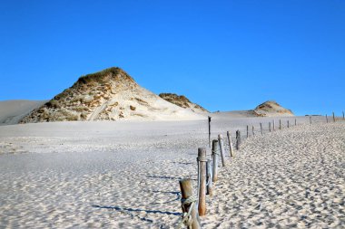 Slowinski Milli Parkı, Baltık Denizi kıyısında, Polonya'nın Leba kenti yakınlarında yer almaktadır. Avrupa'nın en büyük hareketli kum tepeleri ile çöl manzara. Açık gökyüzü ile sıcak yaz günü, yaz ortasında.
