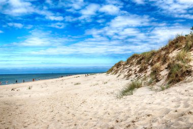 Baltık Denizi kıyısında Slowinski Milli Parkı, Leba yakın, Polonya. Leba ve Hareketli Tepeler arasındaki yürüyüş parkurunda güzel kumlu plajlar ve sahil manzarası.