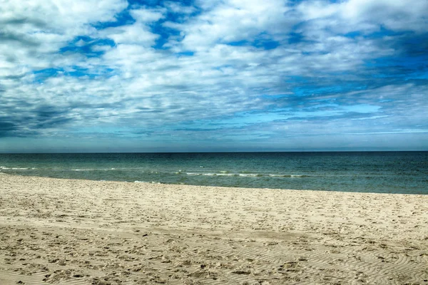 バルト海沿岸のスロインスキー国立公園 ポーランドの近く レバと移動砂丘の間のウォーキングトレイル上の美しい砂浜と海岸の風景 — ストック写真