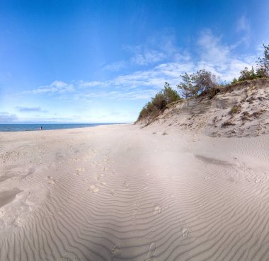 Slowinski Milli Parkı, Baltık Denizi kıyısında, Polonya'nın Leba kenti yakınlarında yer almaktadır. Avrupa'nın en büyük hareketli kum tepeleri ile çöl manzara. Açık gökyüzü ile sıcak yaz günü, yaz ortasında.