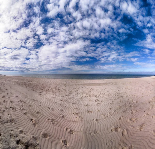 斯洛宾斯基国家公园位于波罗的海沿岸 靠近波兰莱巴 沙漠景观 拥有欧洲最大的移动沙丘 炎热的夏日 天空晴朗 在夏中 — 图库照片