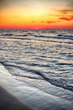 Baltık Denizi ve Leba, Polonya yakınlarındaki Slowinski Milli Parkı sahilde güzel gün batımı. Vahşi, el değmemiş doğa.