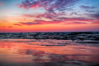 Baltık Denizi ve Leba, Polonya yakınlarındaki Slowinski Milli Parkı sahilde güzel gün batımı. Vahşi, el değmemiş doğa.