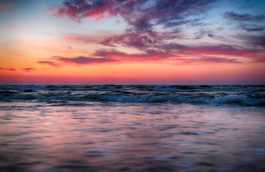 Baltık Denizi ve Leba, Polonya yakınlarındaki Slowinski Milli Parkı sahilde güzel gün batımı. Vahşi, el değmemiş doğa.