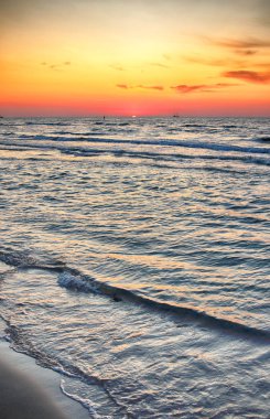 Baltık Denizi ve Leba, Polonya yakınlarındaki Slowinski Milli Parkı sahilde güzel gün batımı. Vahşi, el değmemiş doğa.