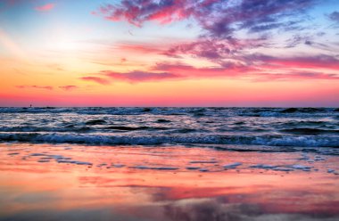 Baltık Denizi ve Leba, Polonya yakınlarındaki Slowinski Milli Parkı sahilde güzel gün batımı. Vahşi, el değmemiş doğa.