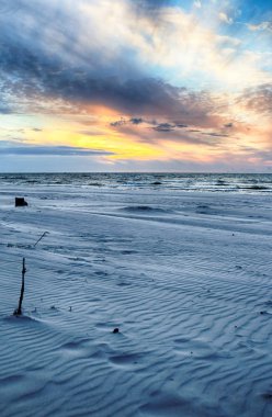 Baltık Denizi ve Leba, Polonya yakınlarındaki Slowinski Milli Parkı sahilde güzel gün batımı. Vahşi, el değmemiş doğa.