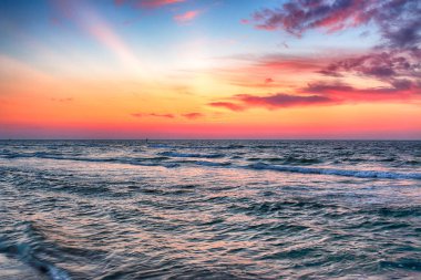 Baltık Denizi ve Leba, Polonya yakınlarındaki Slowinski Milli Parkı sahilde güzel gün batımı. Vahşi, el değmemiş doğa.