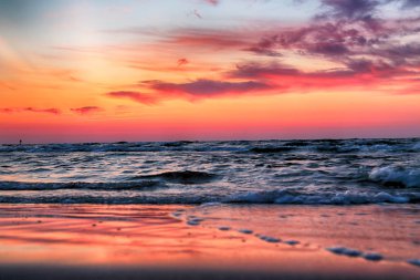 Baltık Denizi ve Leba, Polonya yakınlarındaki Slowinski Milli Parkı sahilde güzel gün batımı. Vahşi, el değmemiş doğa.