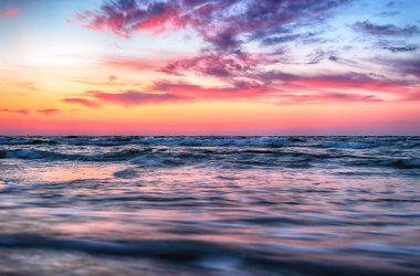 Baltık Denizi ve Leba, Polonya yakınlarındaki Slowinski Milli Parkı sahilde güzel gün batımı. Vahşi, el değmemiş doğa.