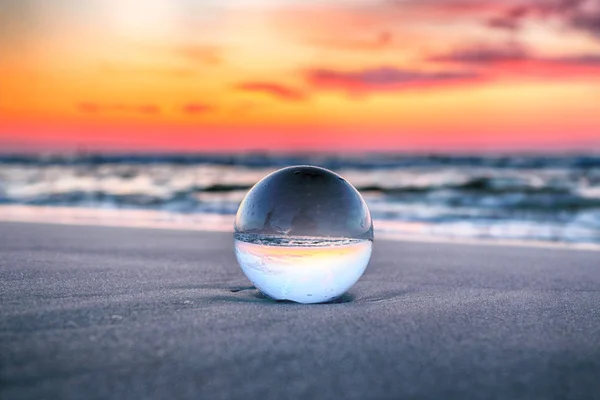 ポーランド レバ近くのスロインスキー国立公園のビーチで美しい夕日 屈折写真のためのガラス クリスタルボール レンズボール を通して見ます 野生の 手つかずの自然 — ストック写真