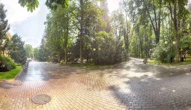 Polanica Zdroj, Polonya - 26 Ağustos 2019: Polanica Zdroj'un merkezindeki spa parkı, Aşağı Silezya, Güneybatı Polonya.