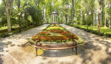 Polanica Zdroj, Polonya - 26 Ağustos 2019: Polanica Zdroj'un merkezindeki spa parkı, Aşağı Silezya, Güneybatı Polonya.