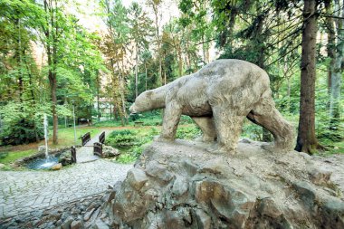 Polanica Zdroj, Polonya - 26 Ağustos 2019: Polanica Zdroj'un merkezindeki spa parkı, Aşağı Silezya, Güneybatı Polonya. Ayı Anıtı.