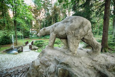 Polanica Zdroj, Polonya - 26 Ağustos 2019: Polanica Zdroj'un merkezindeki spa parkı, Aşağı Silezya, Güneybatı Polonya. Ayı Anıtı.