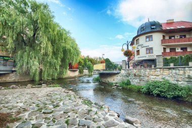 Polanica Zdroj, Polonya - 26 Ağustos 2019: Spa kasabası Polanica Zdroj, Polonya. Bu Nehir Bystrzyca Dusznicka vadisinde bulunan tesisi bir piedmont spa özelliklerine sahiptir.