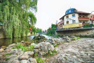 Polanica Zdroj, Polonya - 26 Ağustos 2019: Spa kasabası Polanica Zdroj, Polonya. Bu Nehir Bystrzyca Dusznicka vadisinde bulunan tesisi bir piedmont spa özelliklerine sahiptir.