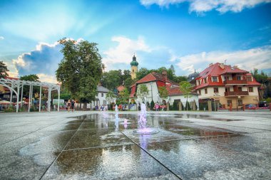 Polanica Zdroj, Polonya - 26 Ağustos 2019: Polanica Zdroj, polonya'nın güneyinde modern donanımlı sağlık tesisleri ve hastalar ve turistler için geliştirilmiş bir yerleşim altyapısı ile bir kaplıca kasabasıdır.