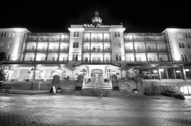 Polanica Zdroj, Polonya - 26 Ağustos 2019: Sanatoryum 'Wielka Pieniawa'. Polanica Zdroj ünlü Polonya spa parkı binası, Aşağı Silezya, güney-batı Polonya. Gece görünümü.