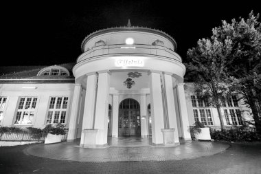 Polanica Zdroj, Polonya - 26 Ağustos 2019: Polanica Zdroj'un merkezindeki spa parkı, Aşağı Silezya, Güneybatı Polonya. Tarihi maden suyu pompası odası ile Spa tesisi. Gece görünümü.