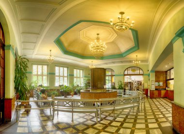Polanica Zdroj, Polonya - 26 Ağustos 2019: Polanica Zdroj'un merkezindeki spa parkı, Aşağı Silezya, Güneybatı Polonya. Tarihi maden suyu pompası odası ile Spa tesisi (içme evi).
