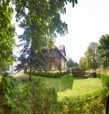 Polanica Zdroj, Polonya - 26 Ağustos 2019: Polanica Zdroj, polonya'nın güneyinde modern donanımlı sağlık tesisleri ve hastalar ve turistler için geliştirilmiş bir yerleşim altyapısı ile bir kaplıca kasabasıdır.