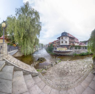 Polanica Zdroj, Polonya - 26 Ağustos 2019: Spa kasabası Polanica Zdroj, Polonya. Bu Nehir Bystrzyca Dusznicka vadisinde bulunan tesisi bir piedmont spa özelliklerine sahiptir.