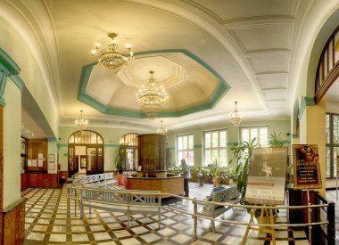 Polanica Zdroj, Polonya - 26 Ağustos 2019: Polanica Zdroj'un merkezindeki spa parkı, Aşağı Silezya, Güneybatı Polonya. Tarihi maden suyu pompası odası ile Spa tesisi (içme evi).