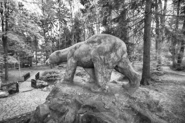 Polanica Zdroj, Polonya - 26 Ağustos 2019: Polanica Zdroj'un merkezindeki spa parkı, Aşağı Silezya, Güneybatı Polonya. Ayı Anıtı.