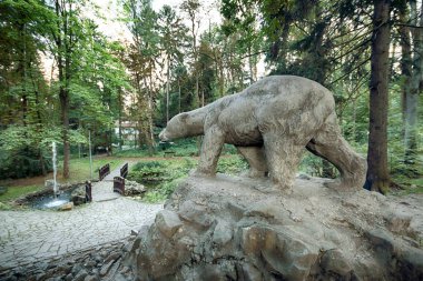 Polanica Zdroj, Polonya - 26 Ağustos 2019: Polanica Zdroj'un merkezindeki spa parkı, Aşağı Silezya, Güneybatı Polonya. Ayı Anıtı.