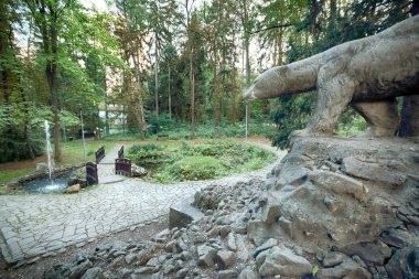 Polanica Zdroj, Polonya - 26 Ağustos 2019: Polanica Zdroj'un merkezindeki spa parkı, Aşağı Silezya, Güneybatı Polonya. Ayı Anıtı.