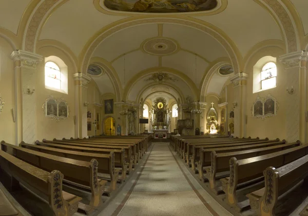 Polanica Zdroj, Polonya - 26 Ağustos 2019: Polanica Zdroj, Polonya'nın güneybatısındaki Klodzko İlçesi'nde yer alan bir kaplıca kentidir. Kutsal Meryem Ana'nın Varsayımı Kilisesi.