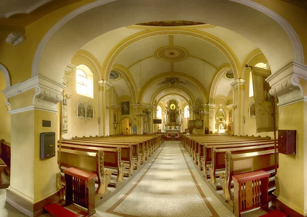 Polanica Zdroj, Polonya - 26 Ağustos 2019: Polanica Zdroj, Polonya'nın güneybatısındaki Klodzko İlçesi'nde yer alan bir kaplıca kentidir. Kutsal Meryem Ana'nın Varsayımı Kilisesi.